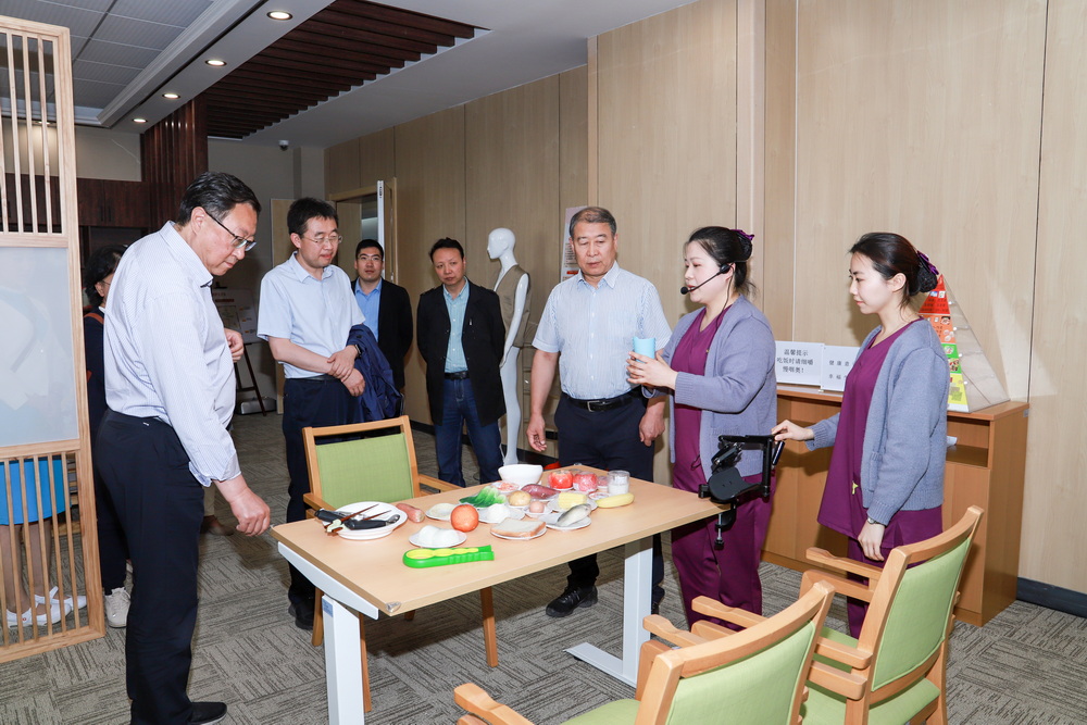 2023年6月7日 原甘肃省卫生和计划生育委员会党组副书记、副主任李存文莅临我校调研 (13)_调整大小.jpg